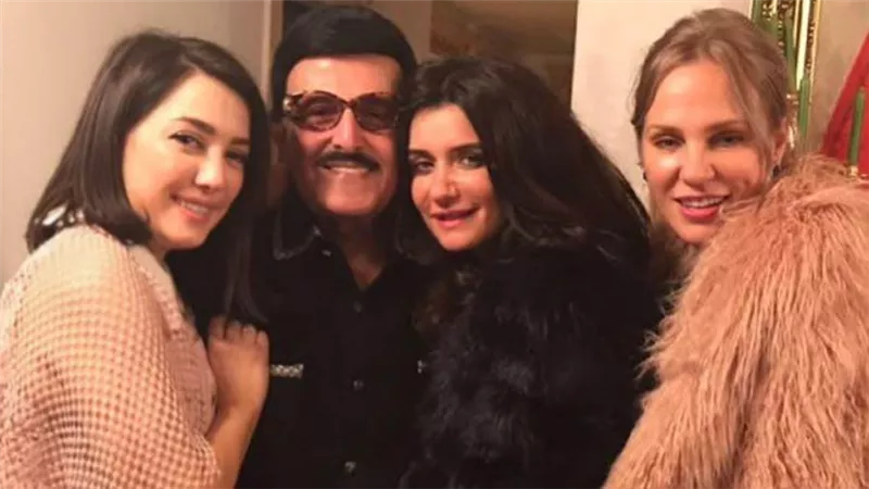 كندة علوش تسترجع ذكرياتها على إنستجرام : صورة من سنتين مع الأسطورة سمير غانم وحبايبي شيكا وغادة