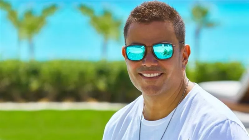 عمرو دياب يطرح برومو ثالث أغنياته في الصيف بعنوان أحلى ونص