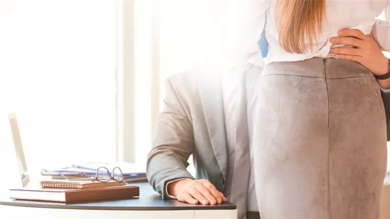 ممنوع الاقتراب أو التصوير .. شعار الزوجة الجديدة لرجل الأعمال المعروف