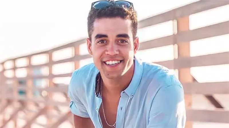 خالد أنور يجسد دور مصور فيديو ضمن أحداث فيلم بضع ساعات في يوم ما