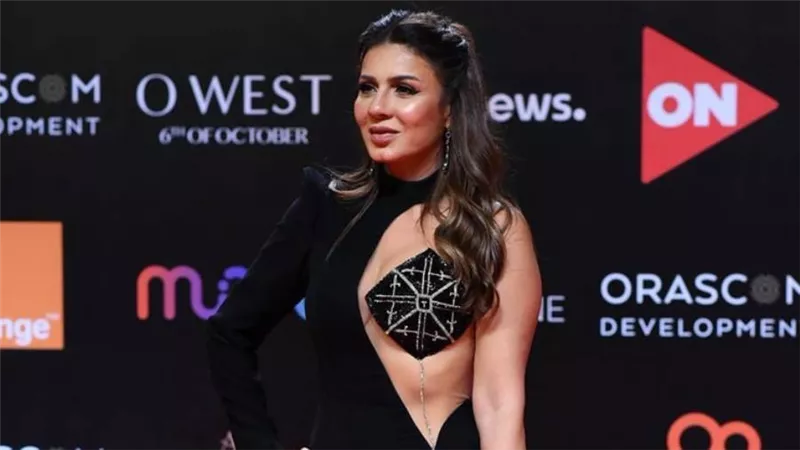 نجلاء بدر عن إطلالة الجونة السينمائي : لو قاصدة أتعرى كنت فتحت نص الفستان التاني