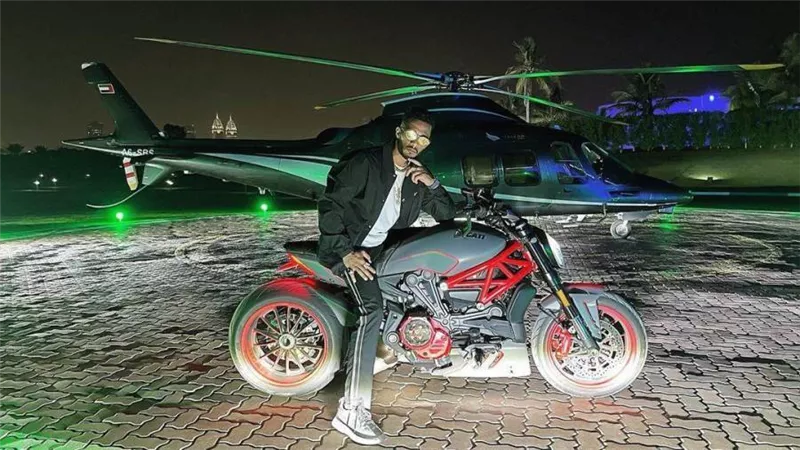 محمد رمضان ينشر صور بطائرة هليكوبتر وموتوسيكل دوجاتي من داخل قصر الشيخ سلطان بن خليفة بن زايد 