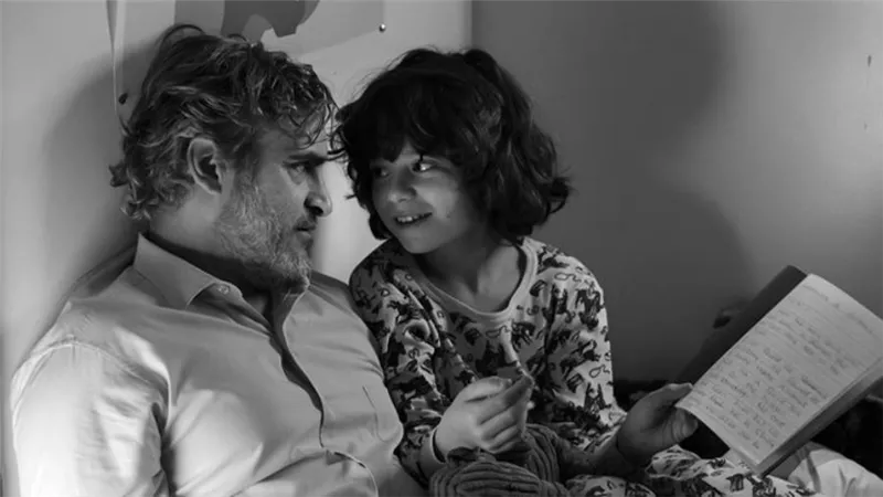 يُعرض 19 نوفمبر بالأبيض والأسود .. تفاصيل فيلم C'mon C'mon لـ خواكين فينكس