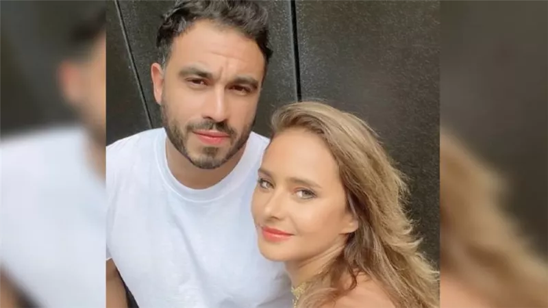 زوج نيللي كريم ينفعل على معجبيها فى قرطاج : دى مهزلة ومفيش صور هتتاخد 
