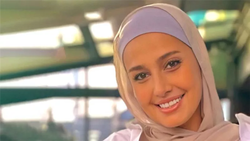 حلا شيحة تنشر لوحات معرض والدها الأخير : بحبك لفنك وفخورة إنى بنتك 