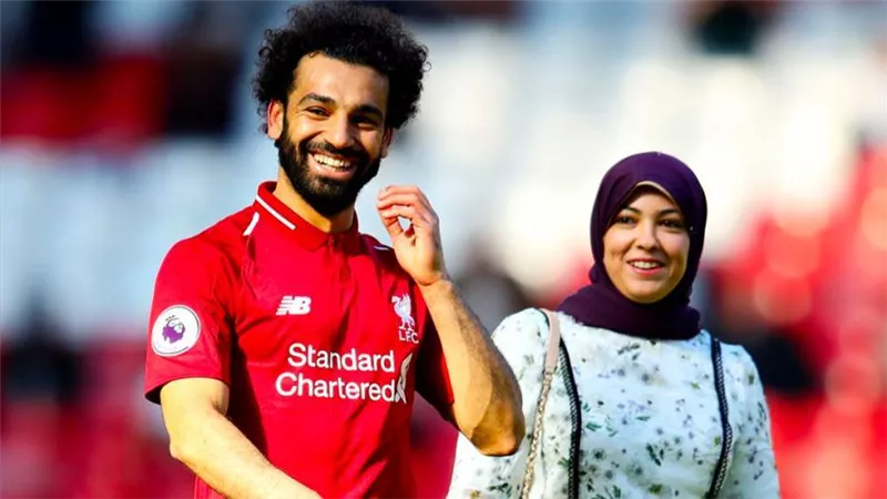 وراء كل عظيم امرأة .. حكاية زوجة محمد صلاح التي ساندته من الصفر إلى العالمية