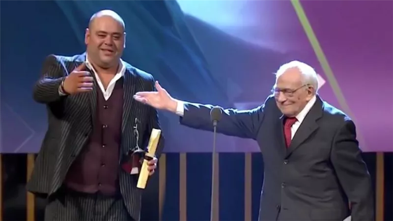 محمد ممدوح يفوز بجائزة أفضل ممثل عن دوره في فيلم أبو صدام ورشوان توفيق يسلمها له