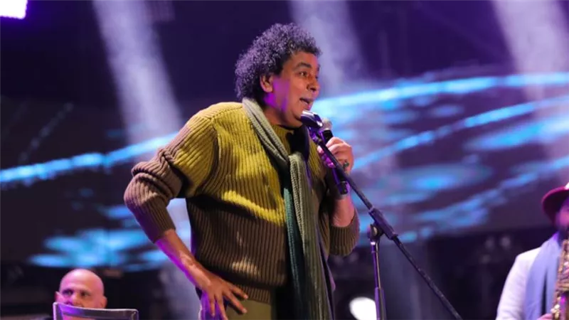 بالصور .. حفل كامل العدد للكينج محمد منير في أعياد الكريسماس
