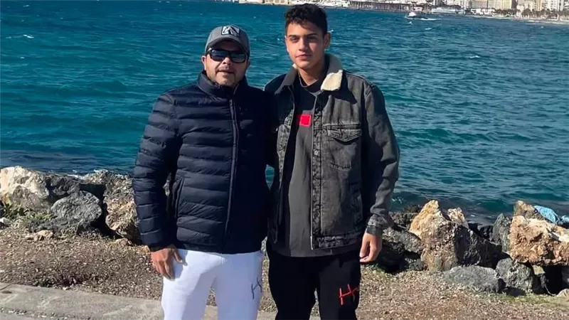 محمد هنيدى ينشر صورته مع نجله أحمد : ورث الوسامة والشجاعة ونسى يورث الطول
