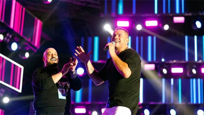 بالصور : عمرو دياب يشعل دبي بأضخم حفل جماهيري فى ميديا سيتي