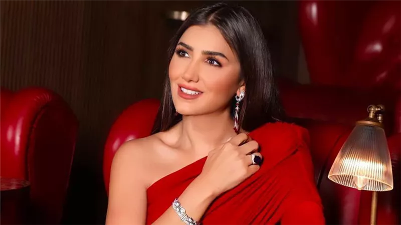 مي عمر فتاة غنية ترث شركة والدها بعد وفاته فى مسلسل رانيا وسكينة رمضان 2022