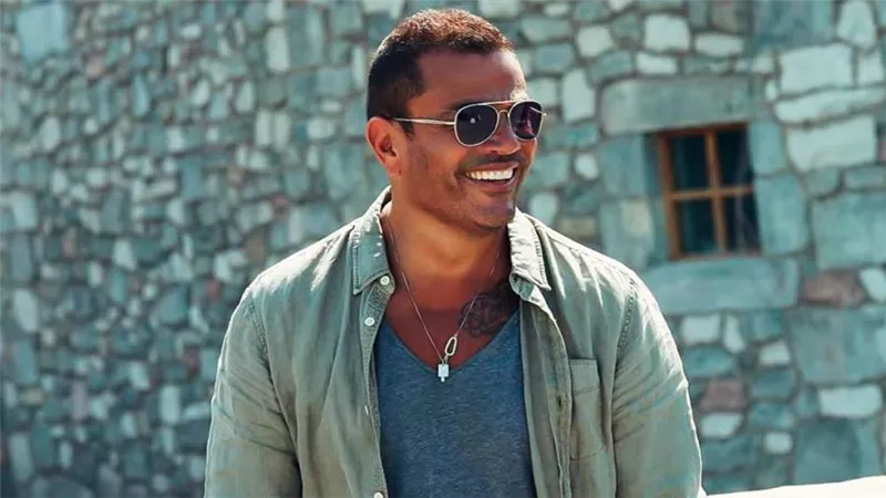 عمرو دياب يوقع شراكة مع منصة أنغامي لبث أغانيه بشكل حصري