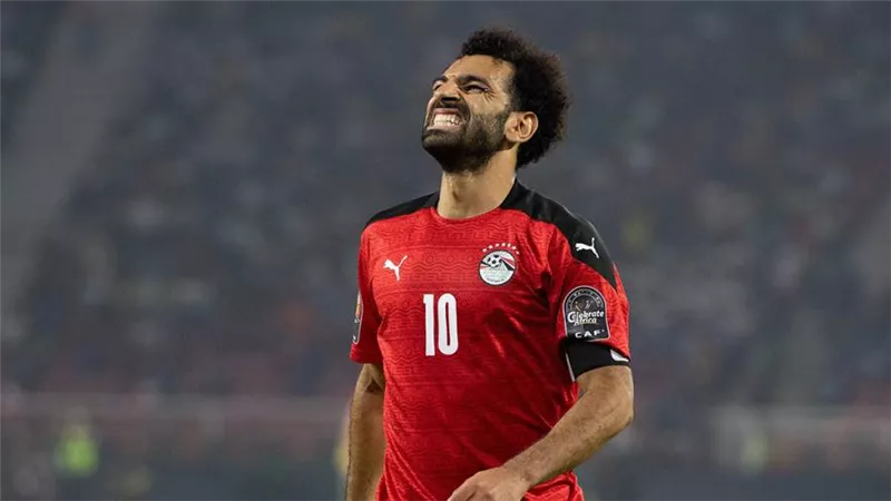 الجمهور لـ فخر العرب بعد فشل التأهل لـ كأس العالم 2022 : عاوزين محمد صلاح بتاع ليفربول