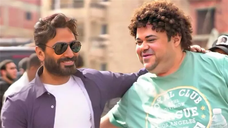 مدحت تيخا صديق تامر حسني المقرب ومستشاره في علاقاته العاطفية ضمن أحداث فيلم بحبك