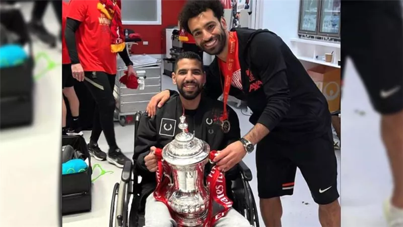 محمد صلاح يحتفل مع مؤمن زكريا بتتويج ليفربول بكأس الاتحاد الإنجليزي
