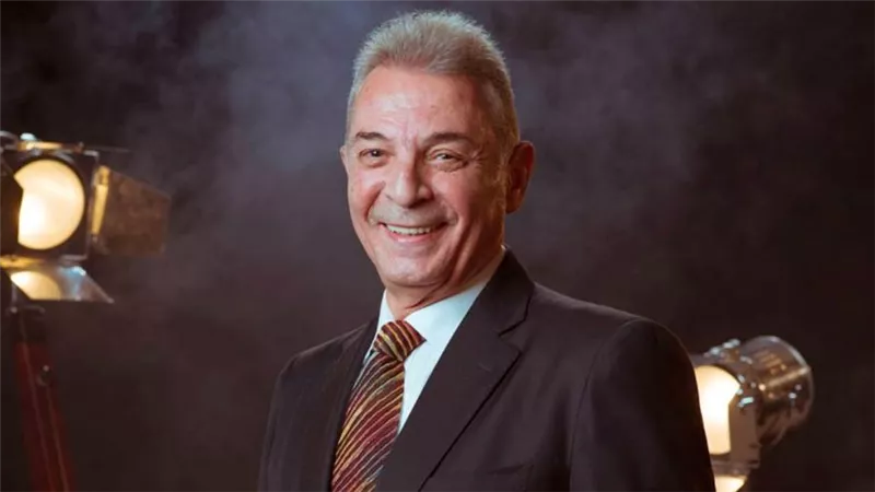 محمود حميدة موظف في مصلحة حكومية ضمن أحداث فيلم مطرح مطروح والعمل تدور أحداثه في عام 1940