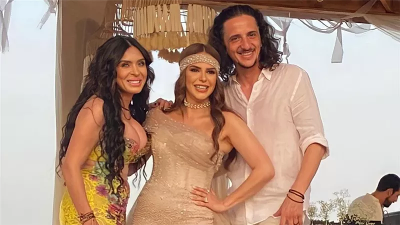 بالصور .. دنيا عبدالعزيز تحتفل بزفافها على البحر في جنوب سيناء