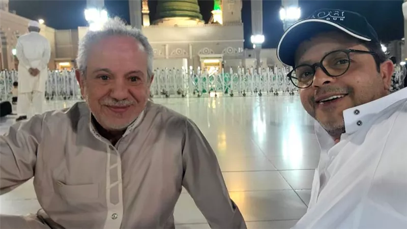 محمد هنيدي ومحمد محمود يؤديان مناسك العمرة بعد الانتهاء من عرض مسرحية سلام مربع