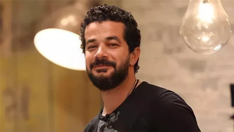 شريف سلامة أستاذ جامعي يواجه العديد من المشاكل خلال أحداث مسلسل الدفعة 