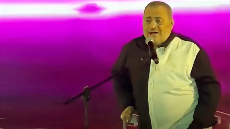 جورج وسوف بوزن زائد وعكاز في حفل جدة والجمهور يتساءل عن حالته الصحية