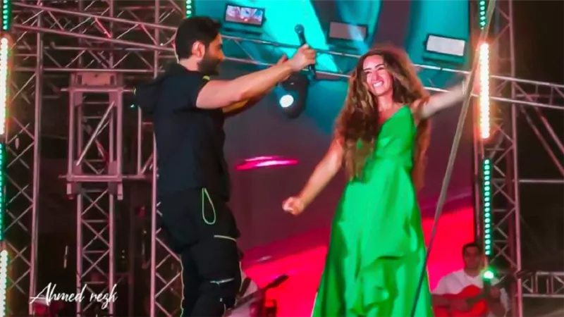 بالصور .. رقصة تامر حسني وهنا الزاهد في العلمين الجديدة احتفالًا بنجاح فيلمهما بحبك