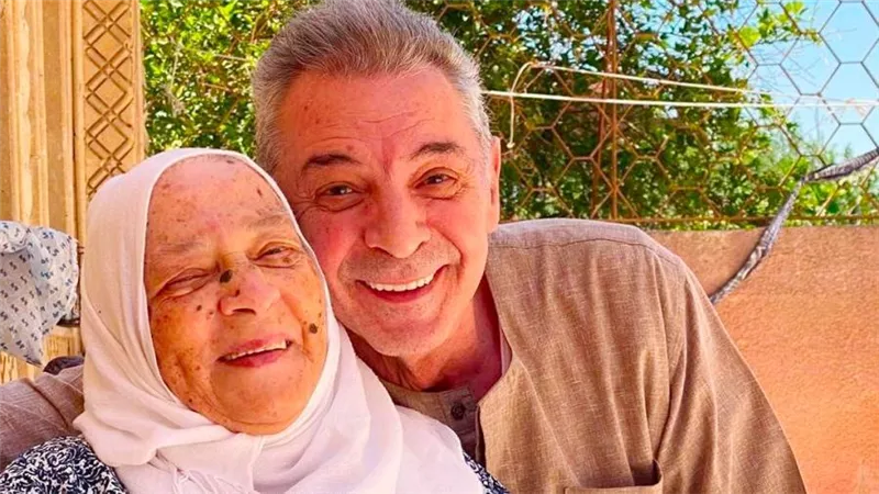 محمود حميدة يوقف تصوير أعماله الفنية حدادًا على وفاة والدته