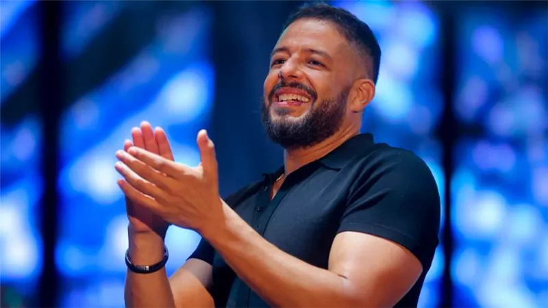 محمد حماقى يختتم آخر حفلات الويك إند بالساحل الشمالي في العلمين الجديدة غدًا