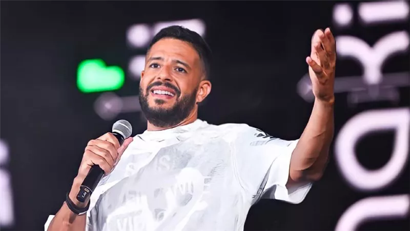 بالصور .. محمد حماقي يحيى الروح الوطنية بأغنيته أم الدنيا في حفل ختام مهرجان العلمين