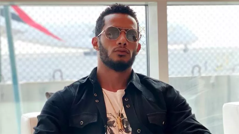 محمد رمضان يجسد شخصية لاعب كرة و شخصية عالم ضمن أحداث فيلم مرزوق وإيتو 
