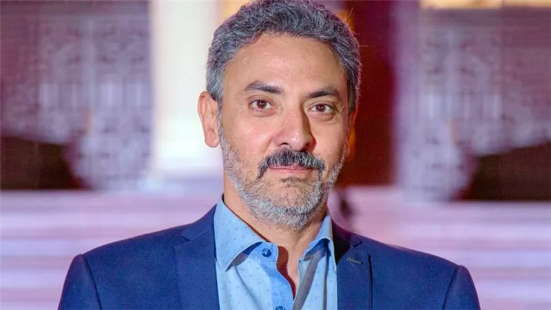 فتحي عبدالوهاب يتعاقد على بطولة فيلم جديد بعنوان حب في الكازوزة تأليف ناصر عبدالرحمن