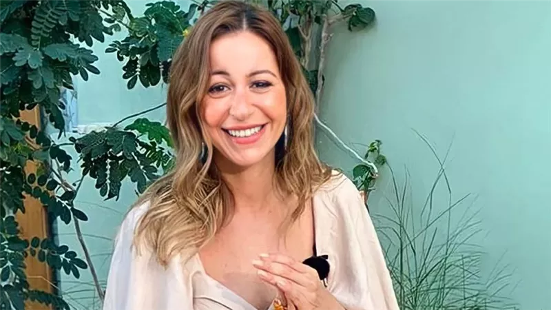 منة شلبي تقف على خشبة المسرح في عمل بعنوان ساعة حظ والعرض في موسم الرياض