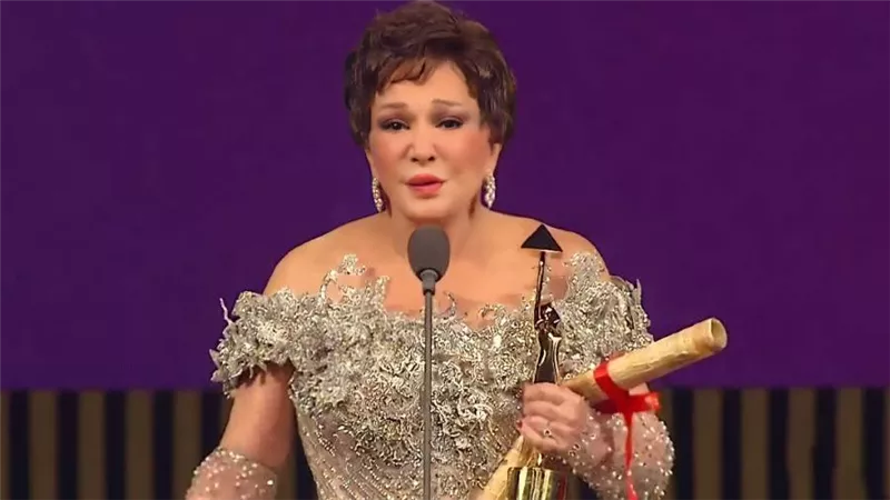 لبلبة باكية : بشكر مصر اللي اتربيت من خيرها وحققت حلم والدتي بتكريمي في مهرجان القاهرة السينمائي