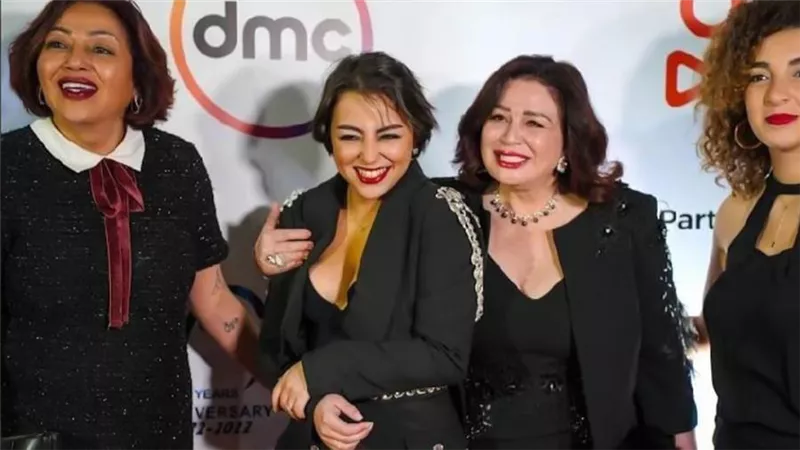 إلهام الكبيرة تدعم إلهام الصغيرة علي السجادة الحمراء بمهرجان القاهرة السينمائي 