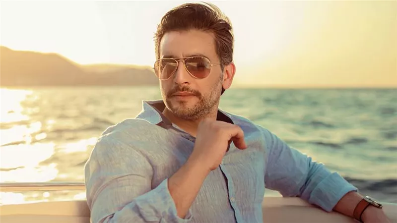 الحاكم اسم فيلم هاني سلامة الجديد الذي يعود به للسينما بعد غياب أكثر من 11 عامًا