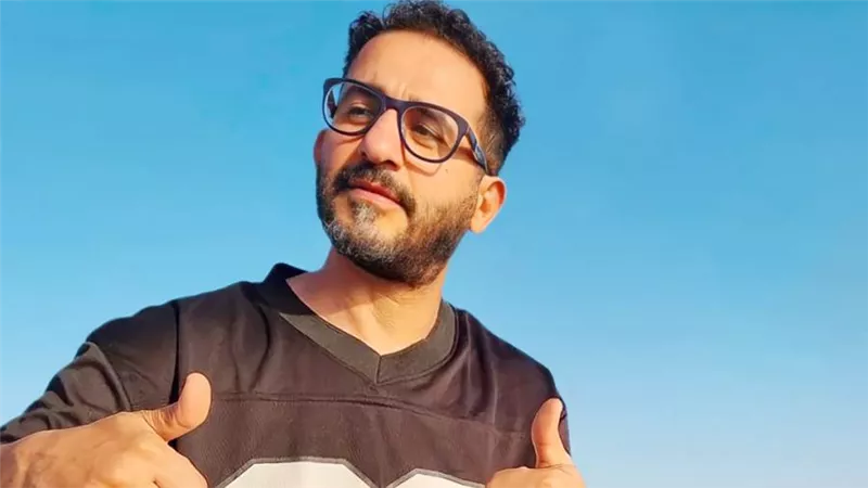 أحمد حلمي يعاني من عقدة نفسية ويحاول حلها في إطار كوميدي في فيلمه الجديد لسه حتة 