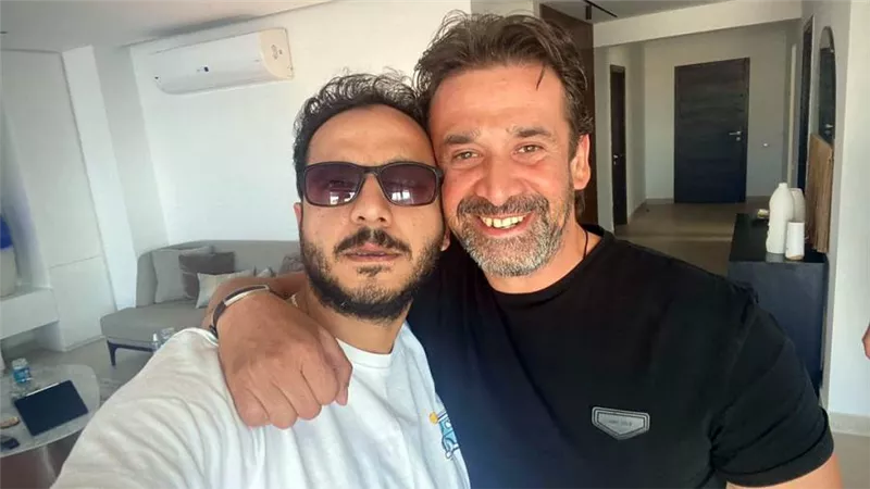 بيتر ميمي ينشر صورة تجمعه بـ كريم عبدالعزيز ويعلق : انتظروا إبراهيم الروبي صيف 2023