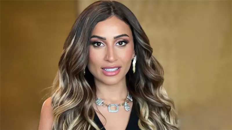 دينا الشربيني تنقل والدتها إلى المستشفي بعد تعرضها لأزمة صحية طارئة 