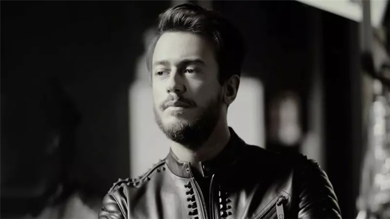 يجلس فى غرفة منفردة ويقرأ القرآن ويصلي .. أيام سعد لمجرد فى السجن