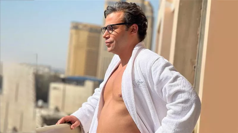 محمد إمام ينشر صورة جديدة من فيلمه الجديد أبو نسب ويؤكد : قريبًا فى دور العرض