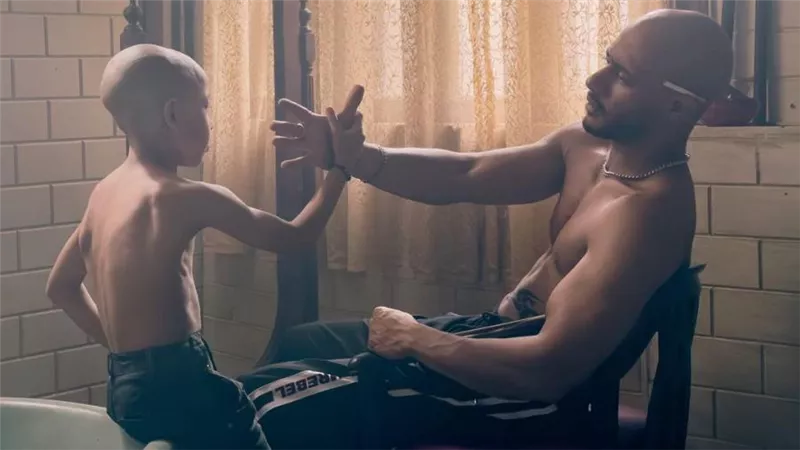 بالصور : محمد رمضان يكشف عن معاناته مع ابنه المصاب بالسرطان في فيلم ع الزيرو