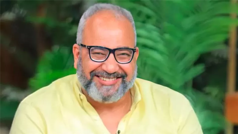 بيومي فؤاد طبيب نفسي ومتخصص في العلاقات العاطفية ضمن أحداث فيلم المكلكعين