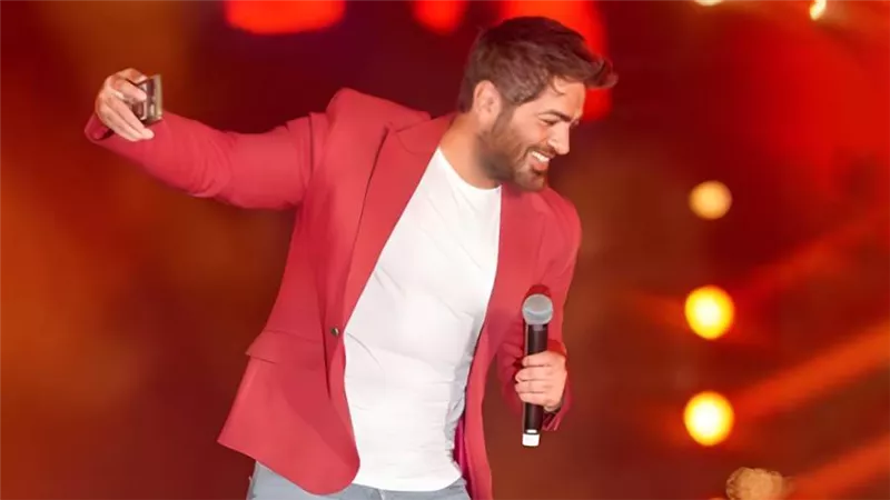 بالصور .. تامر حسني يحيي حفل كامل العدد في مهرجان العلمين