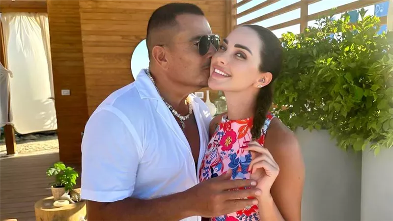 شاركت محمد إمام مسلسل هوجان .. من هي اللبنانية التي قبلها عمرو دياب من خدها؟