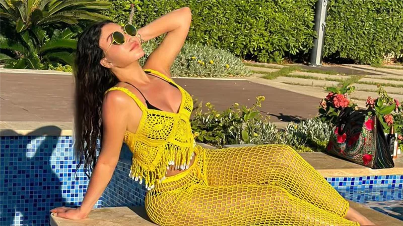 بالصور .. موضة نجمات الصيف بالمايوه والكاش مايوه على إنستجرام