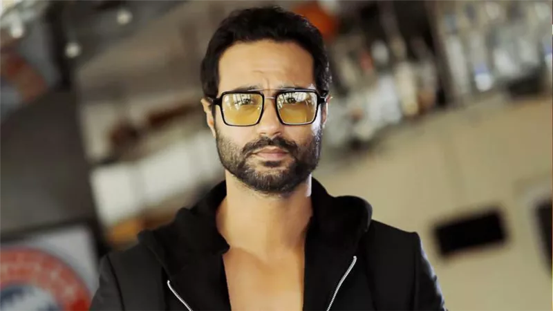 كريم فهمي يجسد شخصية روائي ضمن أحداث مسلسل 220 يوم رمضان 2024