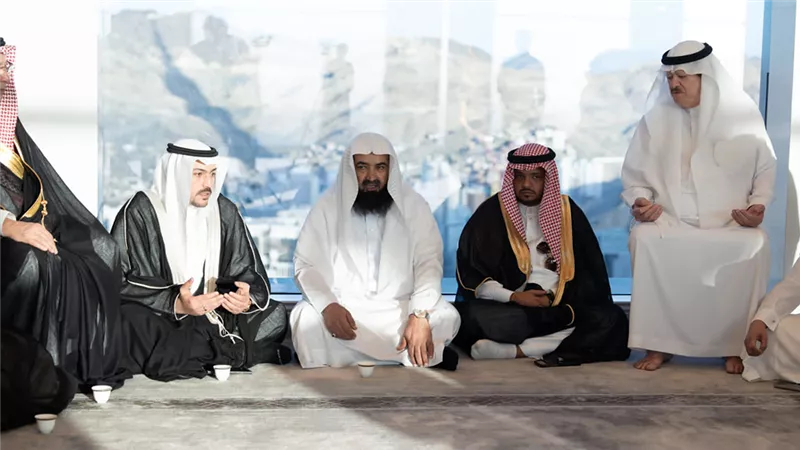 بالصور .. أول عقد قران في المصلى المعلق أمام الحرم المكي بعد إدراجه في موسوعة جينيس