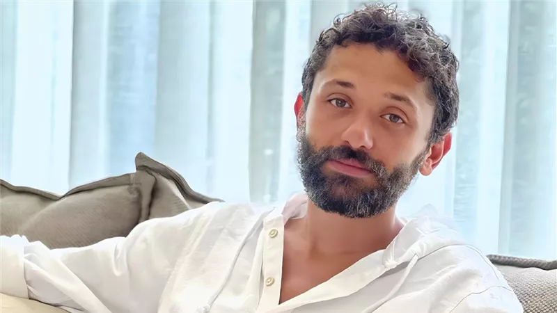 عرض فيلم الهنا اللي أنا فيه بطولة كريم محمود عبدالعزيز في موسم أفلام رأس السنة