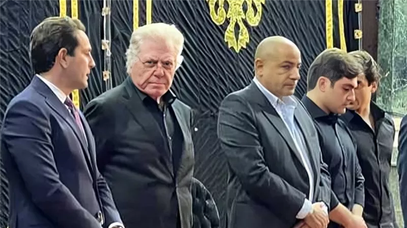 بالصور ..  حسين فهمي يستقبل عزاء شقيقه ويسرا أول المعزيات