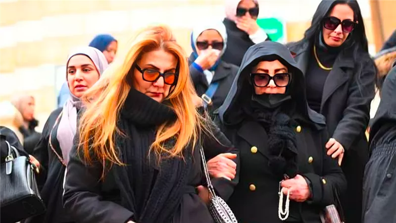 بالصور .. رانيا وعمرو محمود ياسين في جنازة شقيق شهيرة من مسجد الحصري