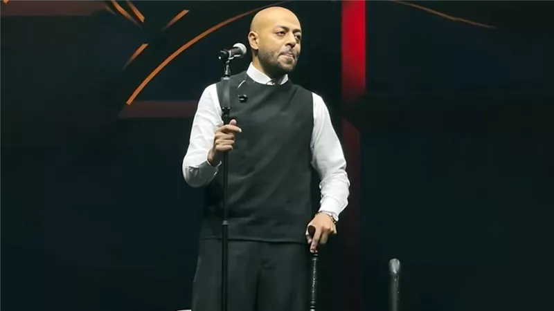 تامر عاشور يتصدر التريند بعد ظهوره بعكاز وكرسي في حفل الكويت